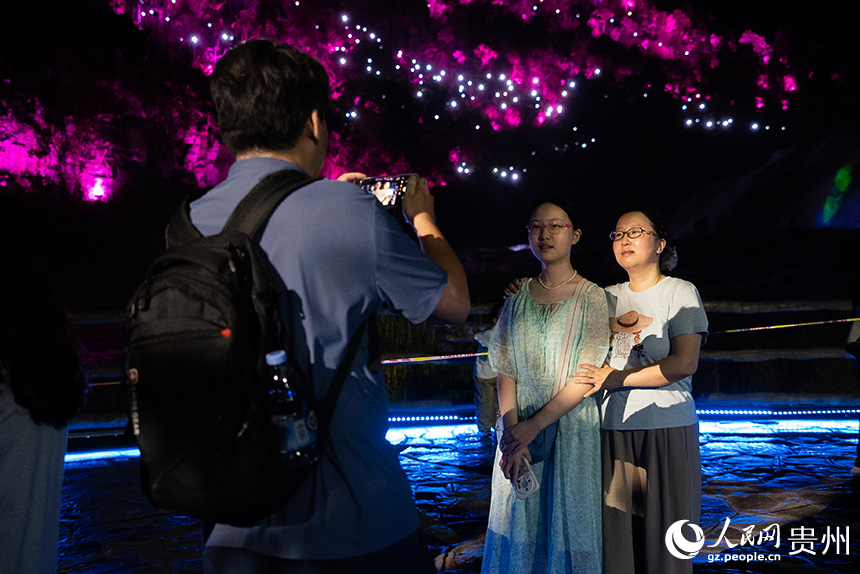 游客在演出現場打卡拍照。人民網記者 涂敏攝