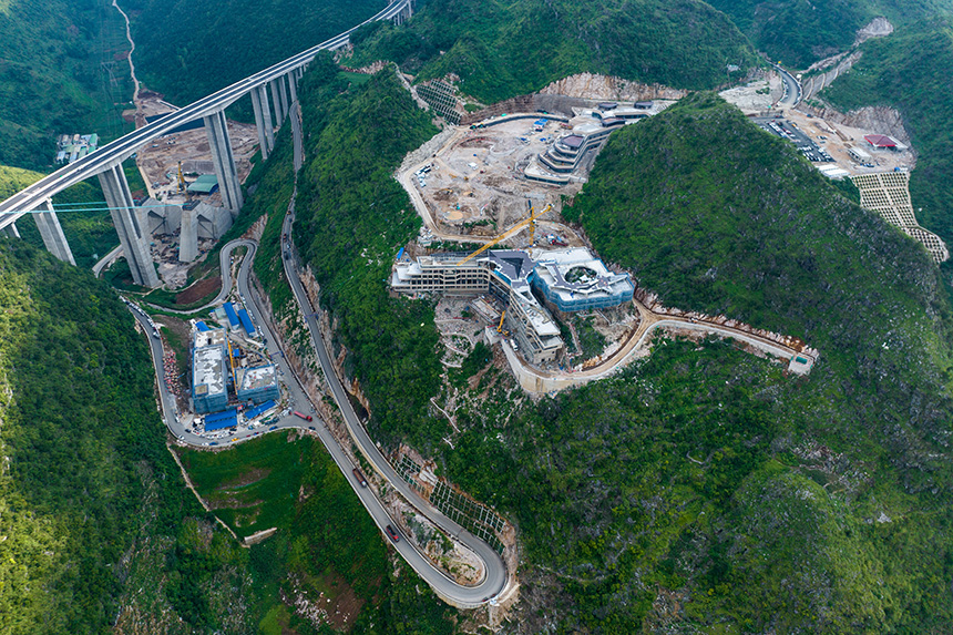 航拍建設中的云渡服務區。人民網記者 涂敏攝