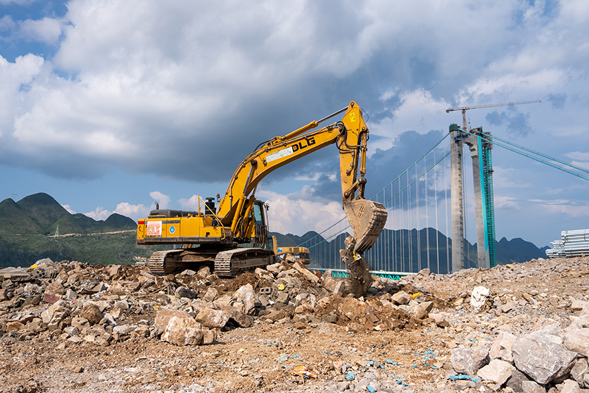 云渡服務區內，工程機械正在緊張有序地施工。人民網記者 涂敏攝