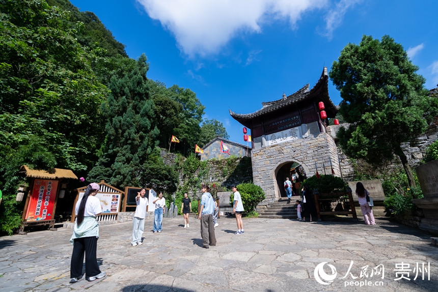 云峰屯堡山門。人民網記者 涂敏攝