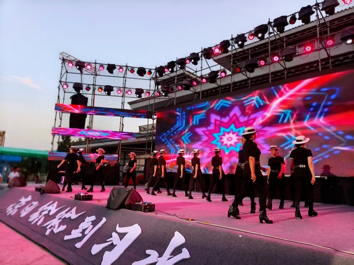 時裝秀《潮流涌動》，點燃現場氛圍。稅會靜攝