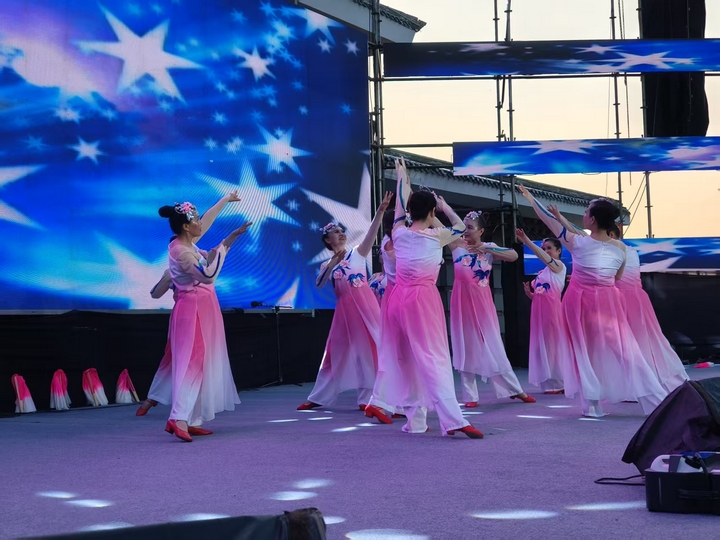 古典舞《左手指月》，盡顯優雅風姿。稅會靜 攝.jpg