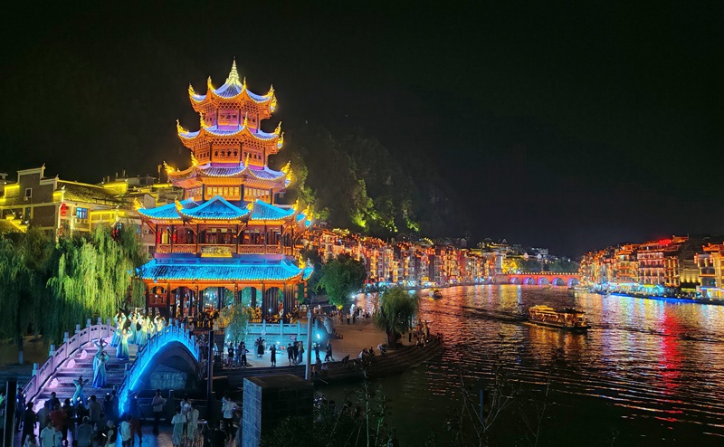 鎮遠古城大型山水實景演藝《?水月明》鎮江閣演出現場 。江春健攝