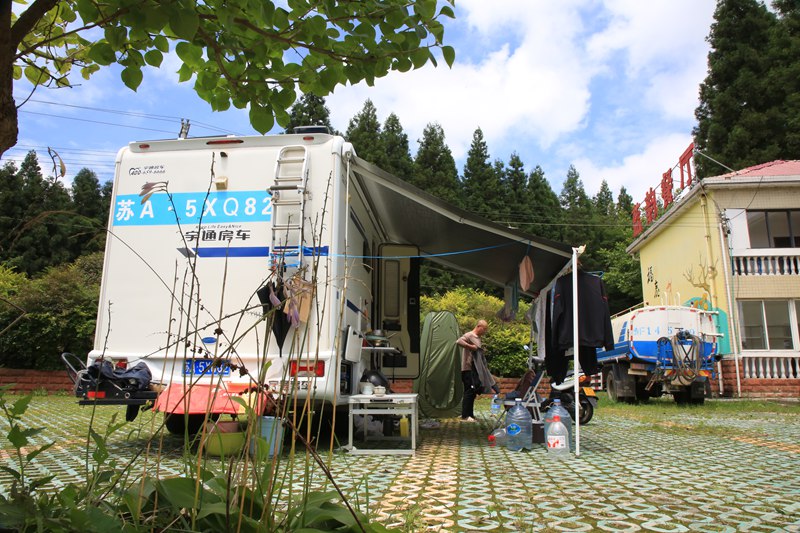 外地游客開房車在拱攏坪國家森林公園內露營。邱夢如攝