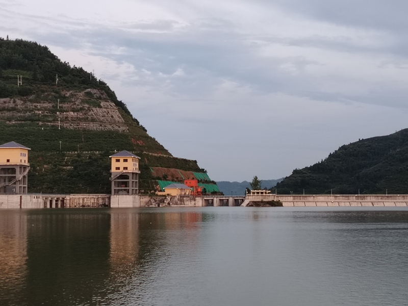 雨后的夾巖水庫空氣清新,水面波光粼粼,兩岸綠意盎然,青山綠水相互映襯。周海東攝
