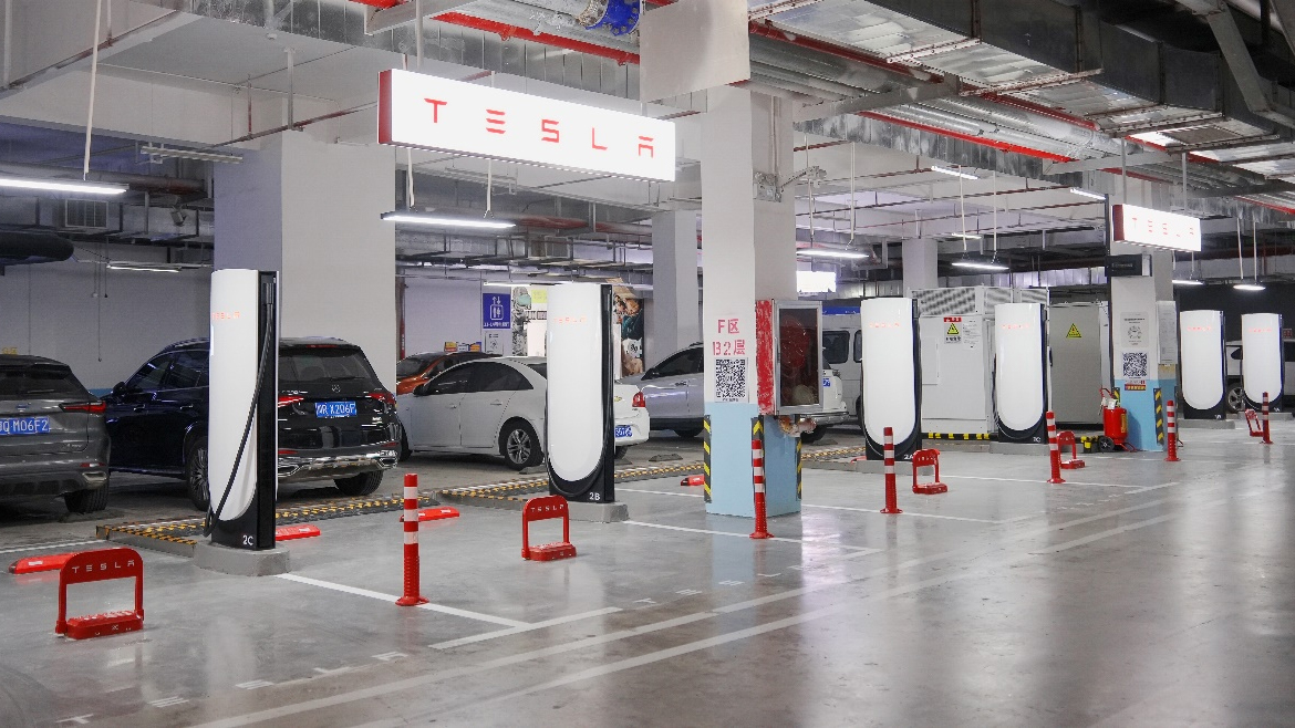 位于貴陽市南明區花果園海豚廣場的特斯拉V4超級充電站。