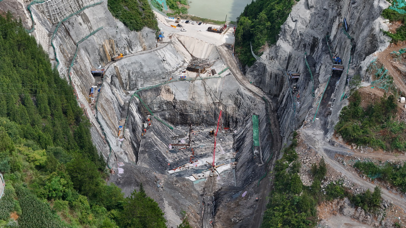 貴州省花灘子水庫樞紐工程大壩在進行混凝土澆筑。周杰攝