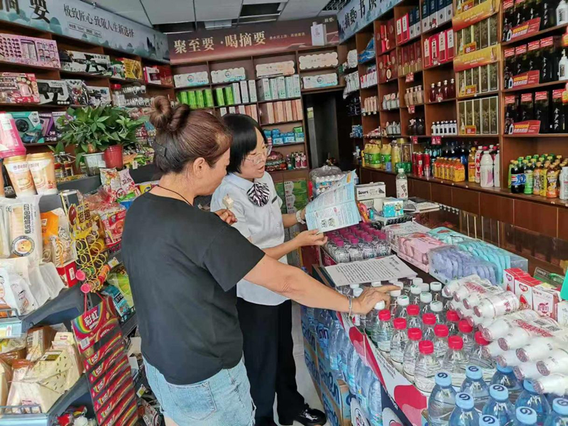 2、遵義農商銀行商貿城支行上門為商戶提供金融服務。