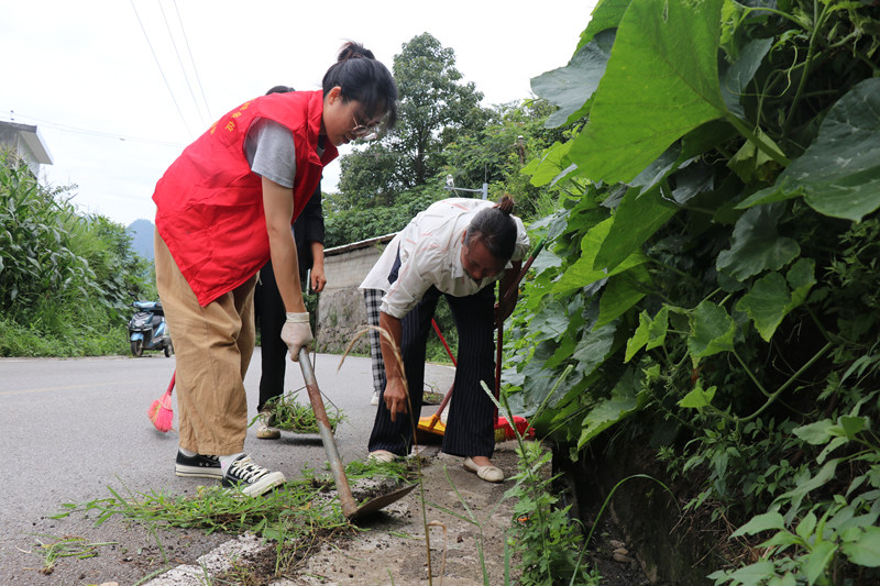 生機鎮耿官村村干部、志愿者、村民正在打掃環境衛生。馬諾楠攝