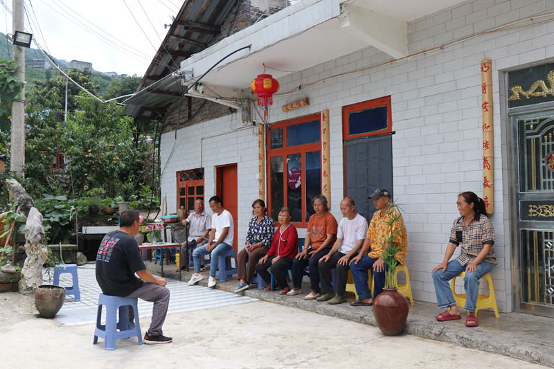 生機鎮耿官村組織召開院壩會，向村民宣傳環境衛生知識。馬諾楠 攝