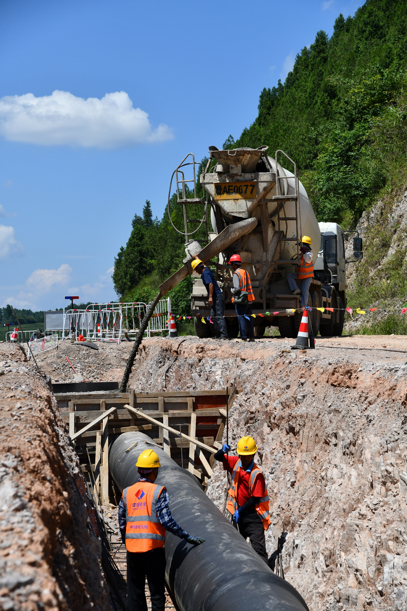 工人在建設宣威水庫工程龍山支渠。潘希來攝