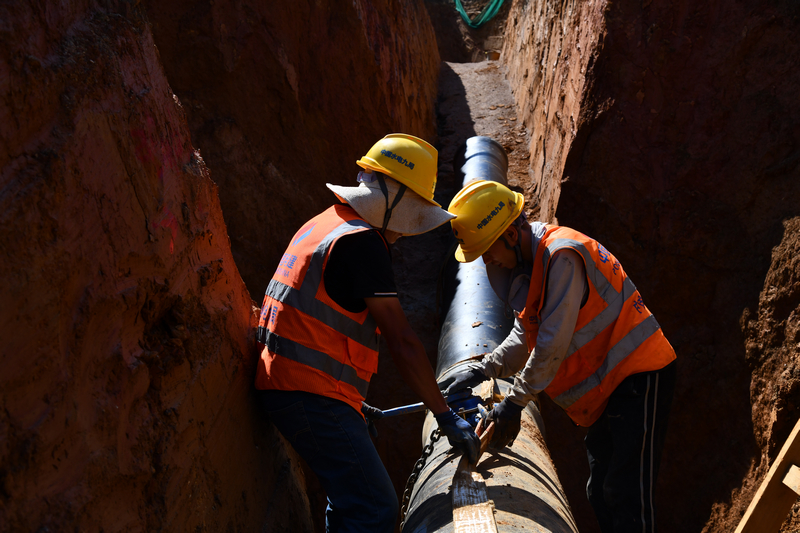工人在建設宣威水庫工程龍山支渠。潘希來攝