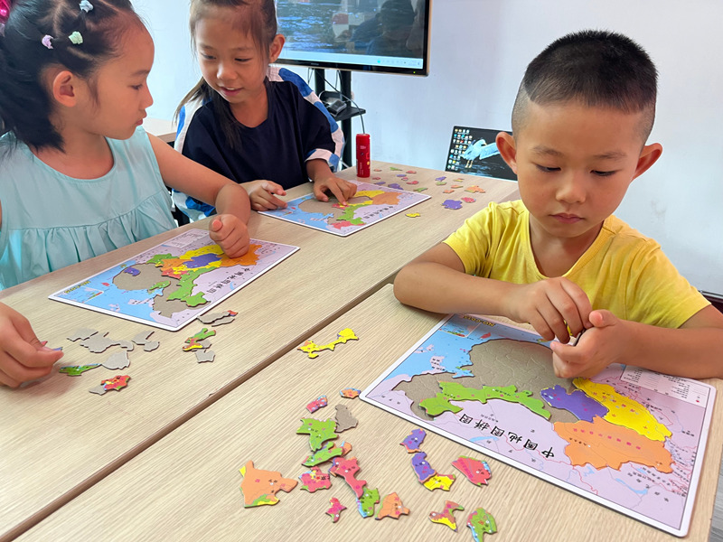 小朋友們自己動手完成中國地圖拼圖。