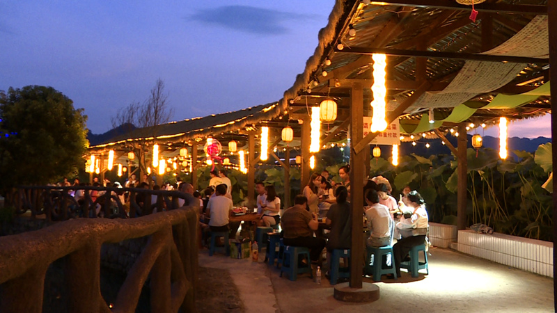 1 圖為荷塘旁的水井鮮火鍋更是香氣四溢，游客們圍坐在一起品嘗著地道重慶火鍋。