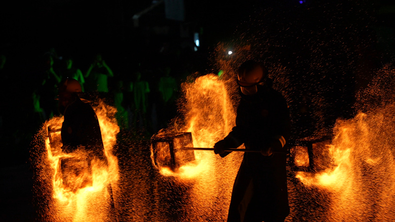 貴定縣金海雪山景區“金海之夜”活動現場的打鐵花活動。
