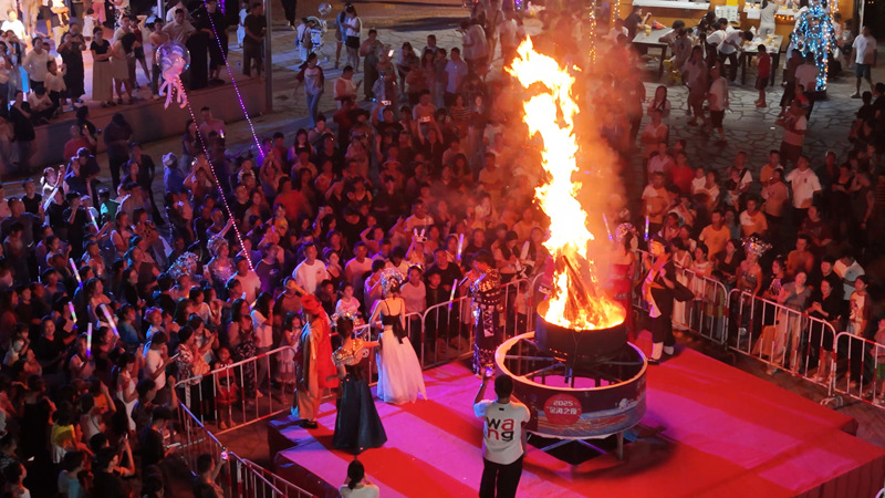 貴定縣金海雪山景區“金海之夜”活動現場的篝火晚會。