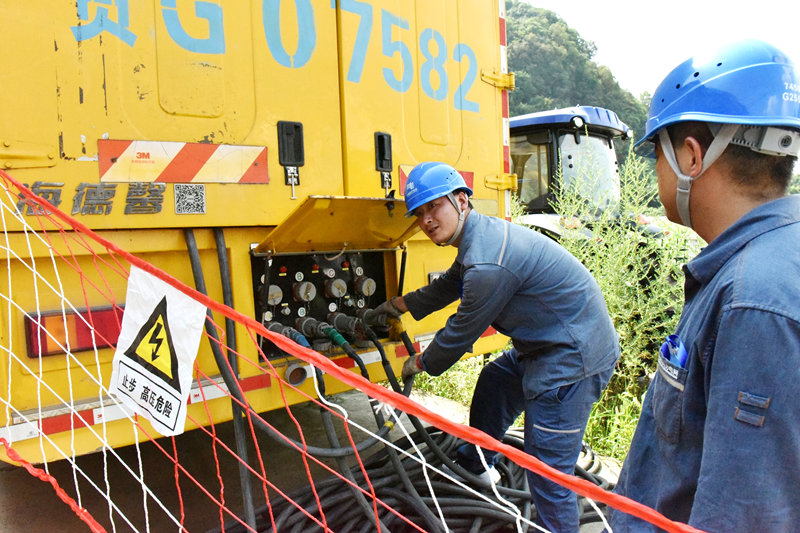 工作人員正在搭接發電車。