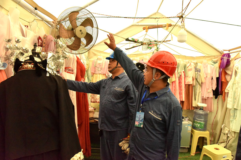 工作人員走進商戶檢查處理用電故障，讓客戶更好經營。