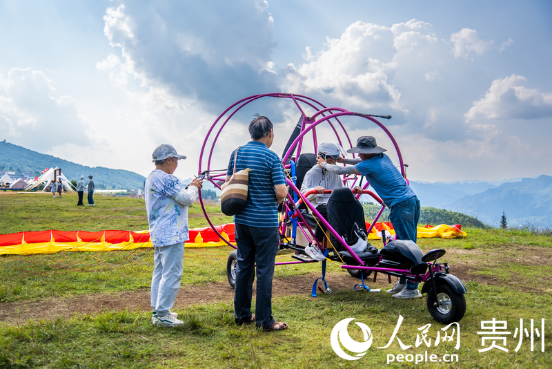 游客體驗動力滑翔傘飛行。人民網記者 涂敏攝