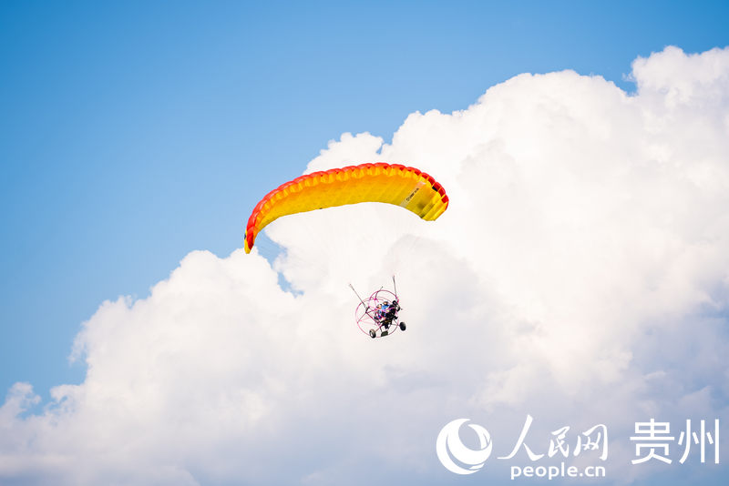 游客體驗動力滑翔傘飛行。人民網記者 涂敏攝
