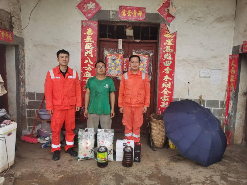 慰問困難群眾。