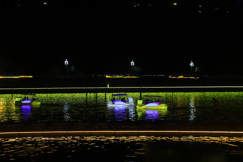 乘船游江。