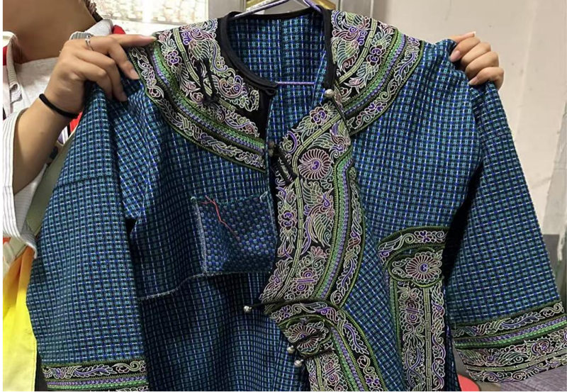 圖為水族服飾。