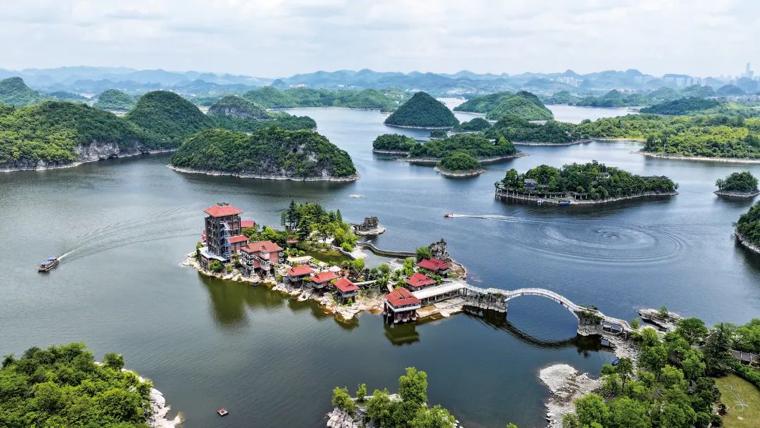 貴陽市觀山湖區百花湖風景區，108個大小不一、形態各異的島嶼綠意盎然，游客泛舟其間，盡享愜意生態之旅。韋貴金攝