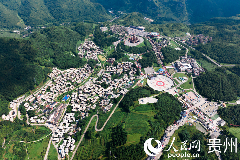 火把季期間，野玉海國家級旅游度假區車水馬龍。人民網記者 涂敏攝