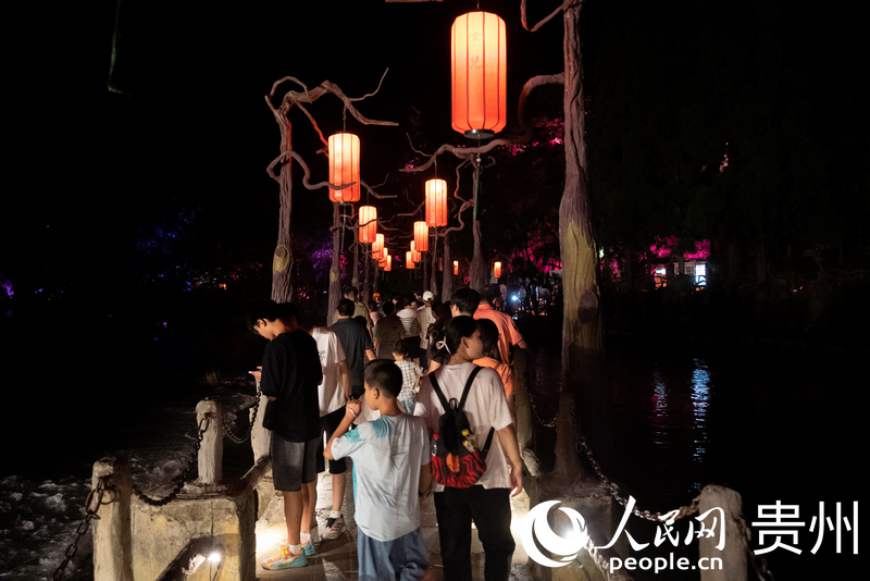 《再回西游》演出結束，游客意猶未盡走向文創小劇場。人民網記者 涂敏攝