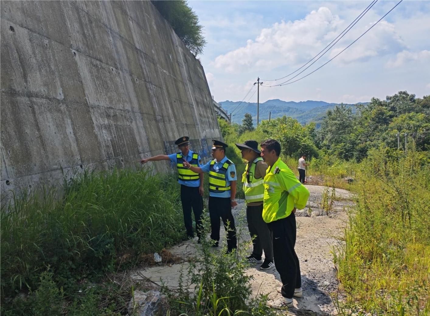 聯合排查現場。