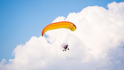 行進中國 | 向云端！“低空游”解鎖山地新玩法約10公里的航程，山川、湖泊、草甸、森林、民族屋舍……盡收眼底。