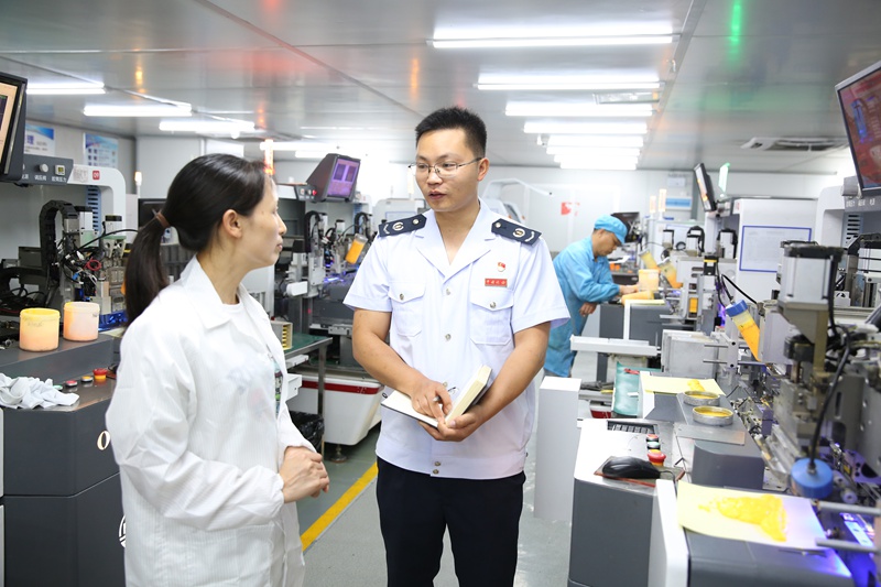 4 七星關區稅務局稅務干部走進貴州聯尚科技有限公司，了解企業生產經營情況，解決企業涉稅疑難問題。鄭婷）