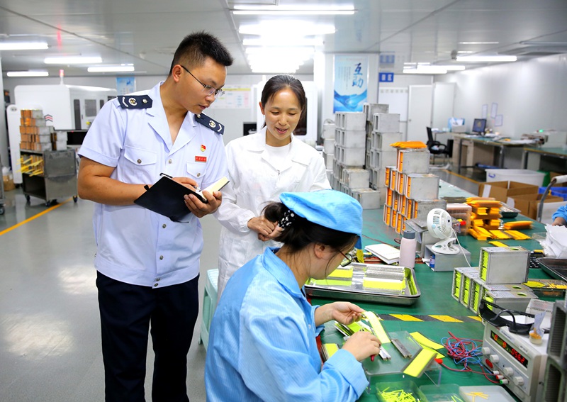 3 七星關區稅務局稅務干部實地走訪高新技術企業，“點對點”向企業宣傳解讀研發費用加計扣除等稅收政策。鄭婷攝