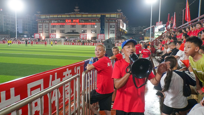 楊明剛在球場邊組織啦啦隊為球隊加油助威。
