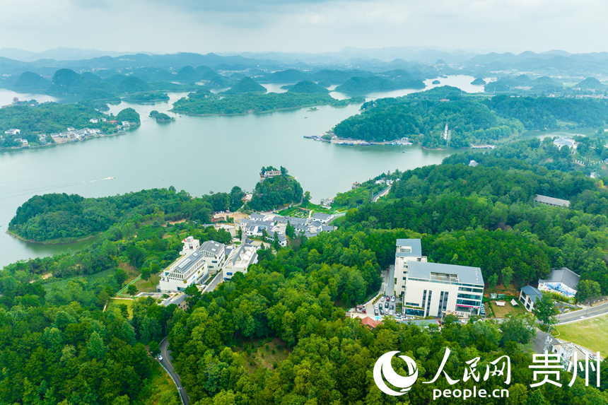 航拍貴陽觀山湖區高寨村。人民網 陽茜攝