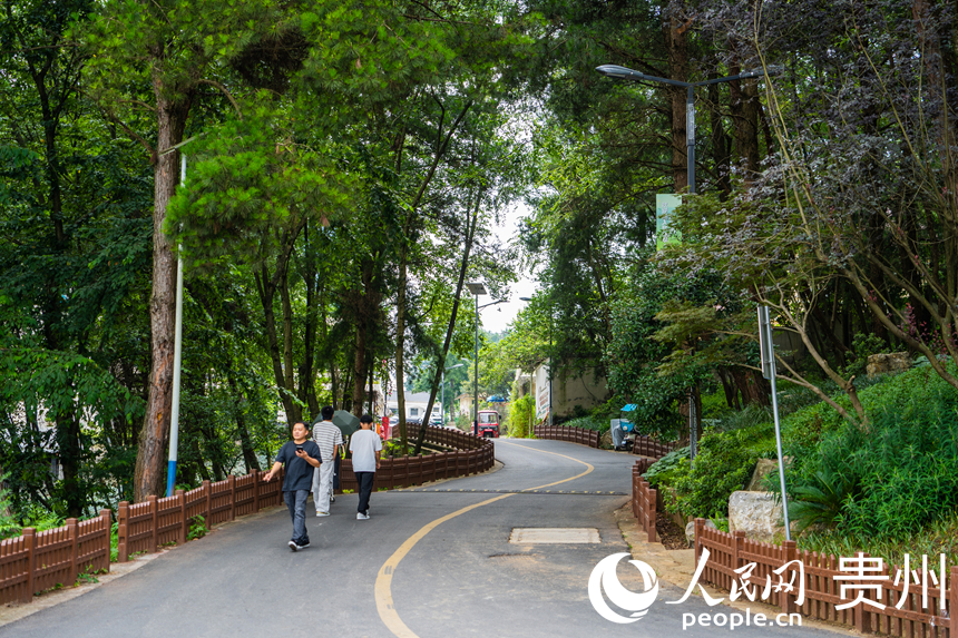 村寨內干凈整潔的街道。人民網 陽茜攝
