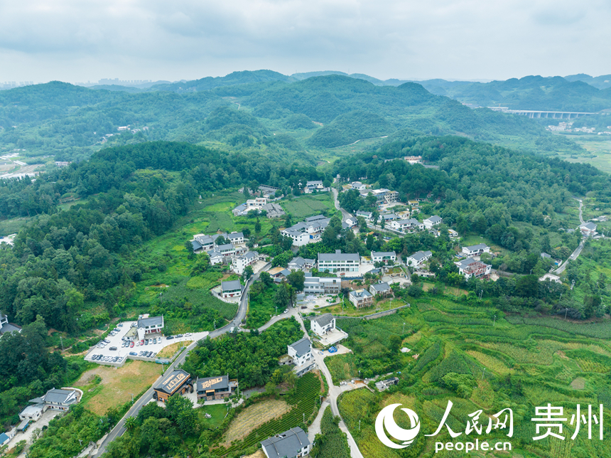 航拍貴陽觀山湖區高寨村。人民網 陽茜攝