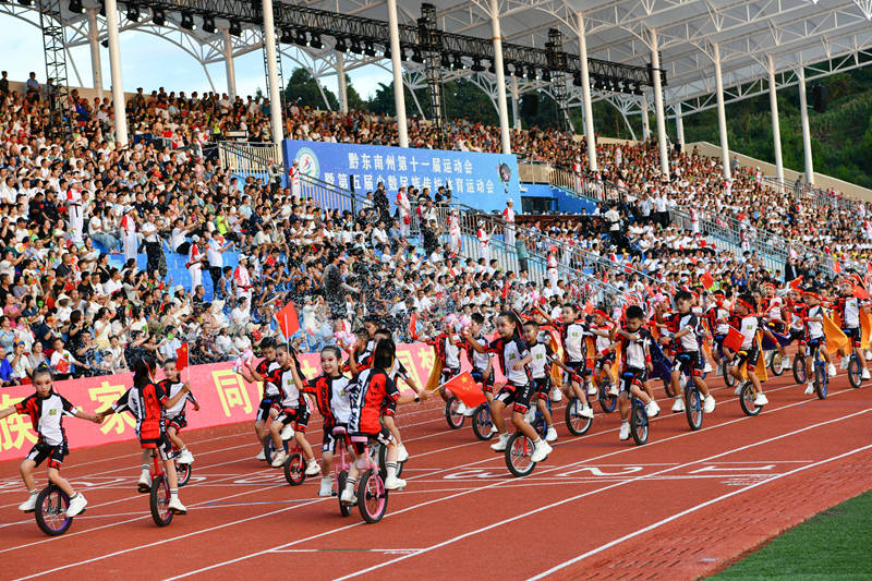 2小朋友在黃平縣體育公園開幕式上表演騎著獨輪車表演。梁文攝