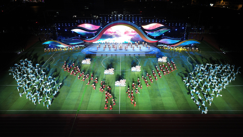 演職人員在黃平縣體育公園開幕式上表演。陳孝新攝