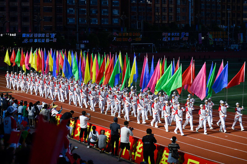 2025年8月8日，彩旗方陣在黃平縣體育公園入場儀式上走過主席臺。龍金藝攝
