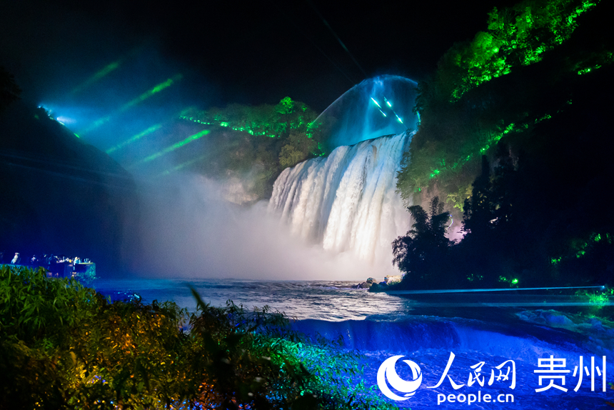 光影交織，將銀河傾瀉般的壯美奇觀渲染得如夢似幻。人民網記者 涂敏攝