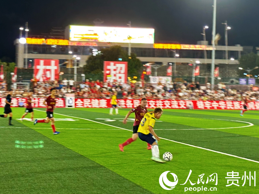 賽場上，兩支隊伍激烈角逐冠軍頭銜。人民網記者 高華攝