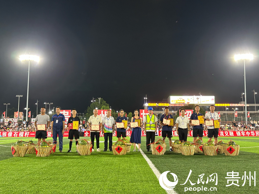 頒獎環節領獎人收獲滿滿。人民網記者 高華攝