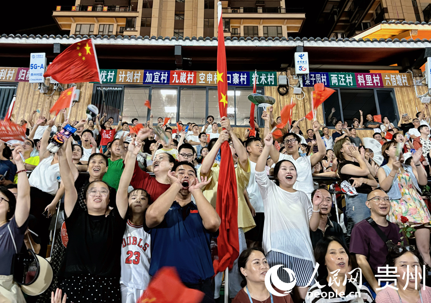 觀眾們為選手進球鼓掌歡呼。人民網記者 高華攝