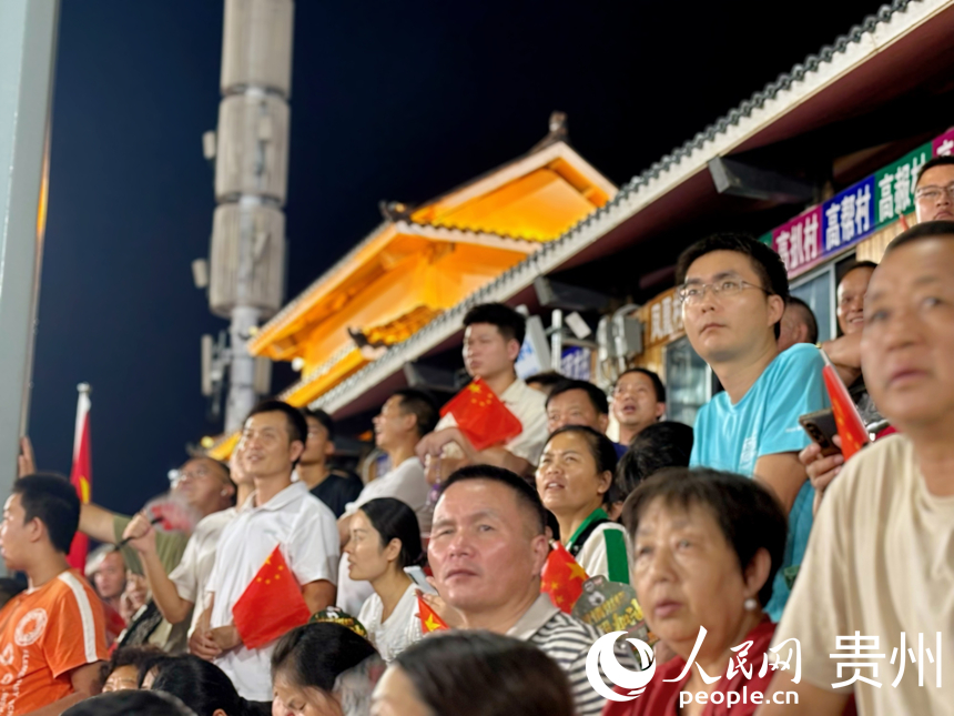 6、觀眾聚精會神地關注著球場動態。人民網記者 高華攝