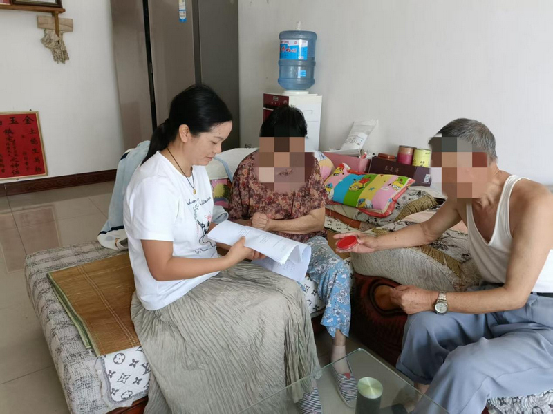 公證員上門為群眾服務。