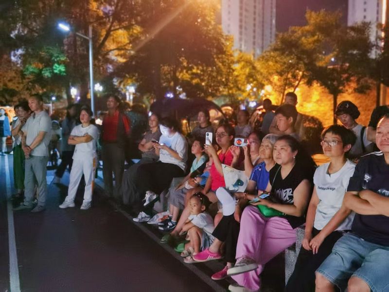 平壩從“白天避暑”到“夜間嗨玩”暑期“夜經濟”升溫 煙火氣升騰。