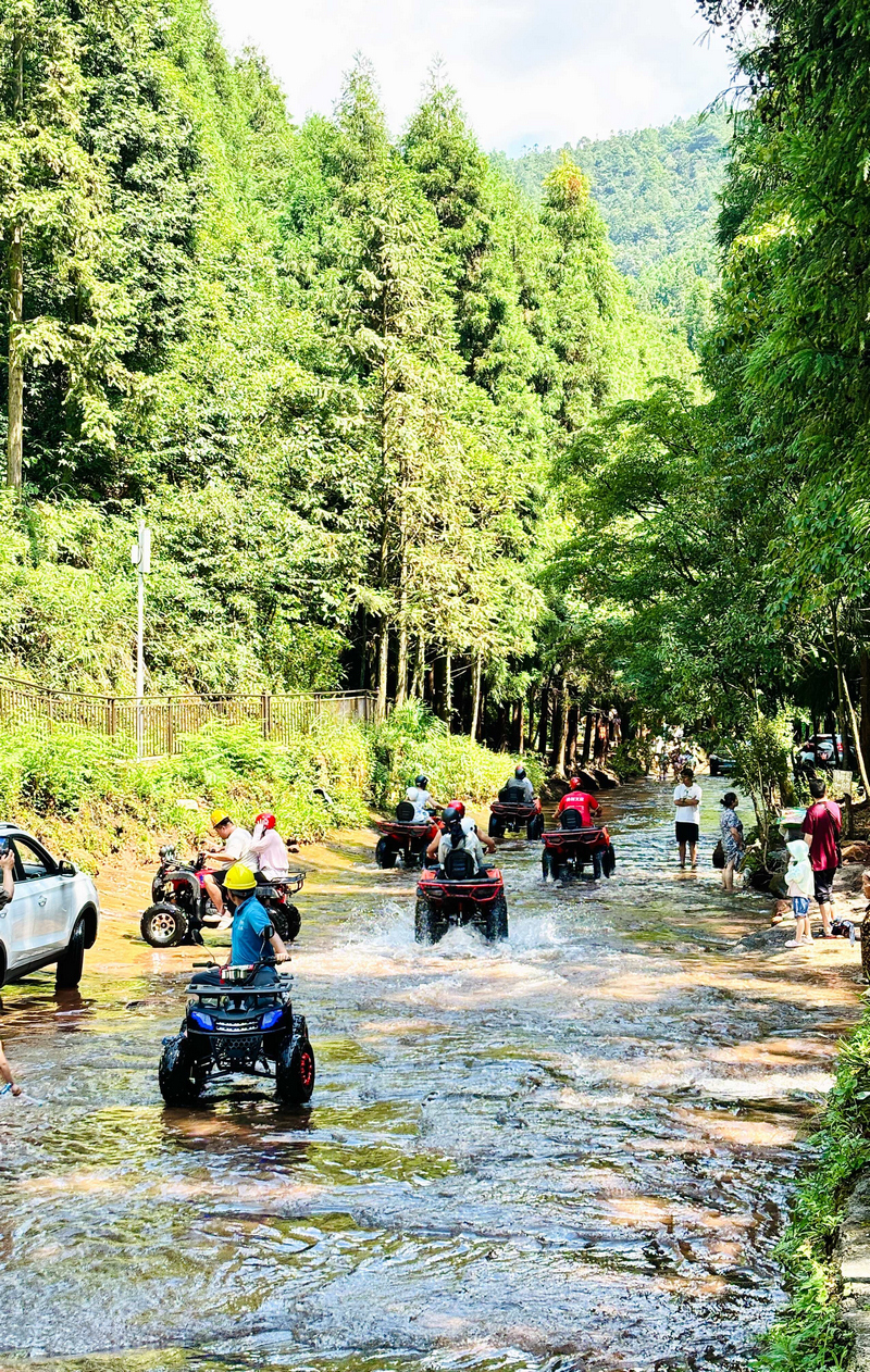 沙灘車組隊 “飆水”，刺激與涼爽齊飛。江勇攝