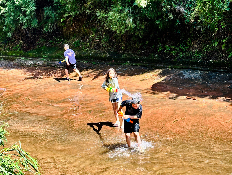 孩童水槍大戰，水花里藏著夏日歡樂。江勇攝
